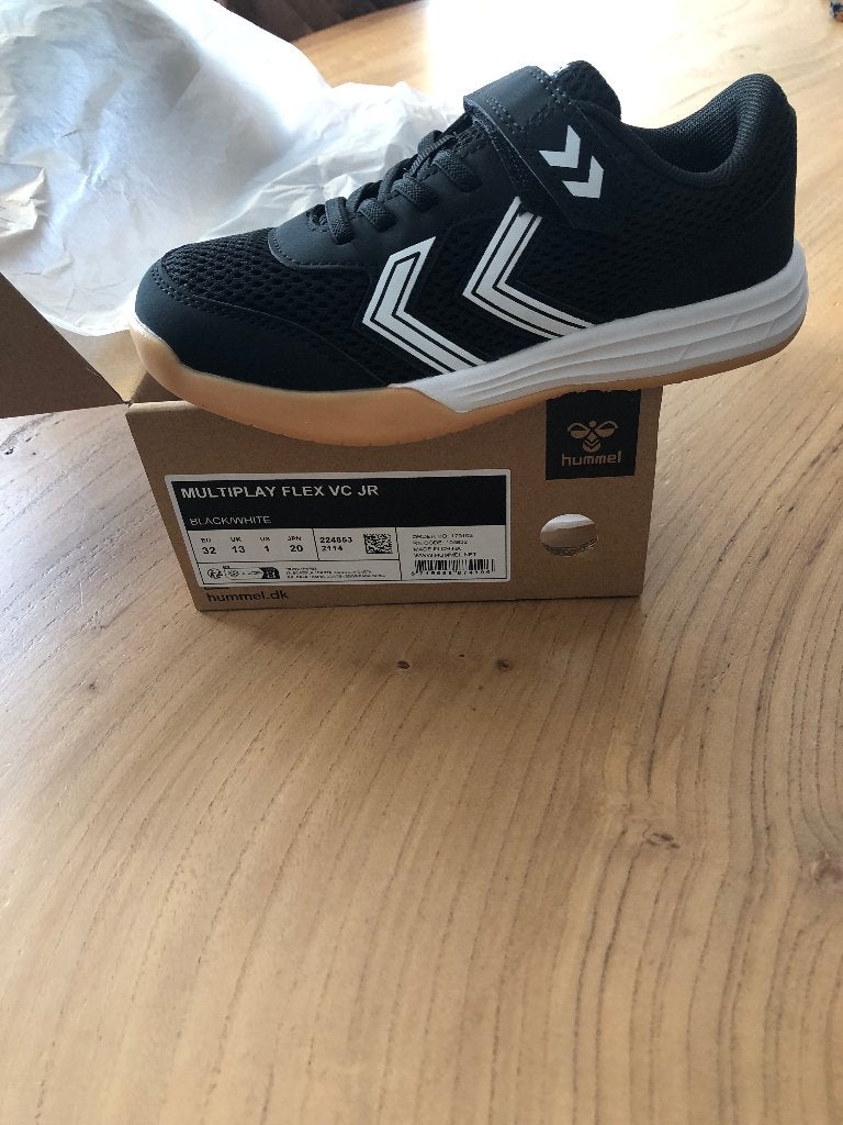 Gloednieuwe gymschoenen van Hummel, maat 32, kleur zwart, Kinderen en Baby's, Kinderkleding | Schoenen en Sokken, Nieuw, Ophalen of Verzenden