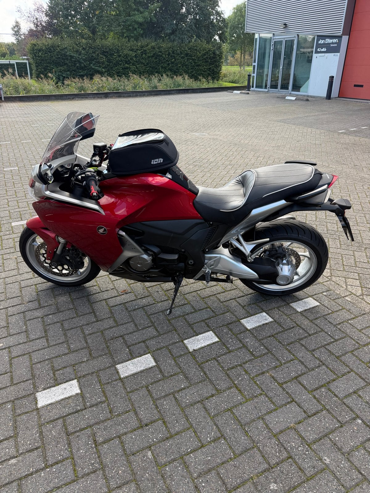 Honda VFR 1200 F DCT 2010 - Recent onderhoud, sportuitlaat, Motoren, Cardan-aandrijving, 4 cilinders, Motorrijbewijs A, Gebruikt