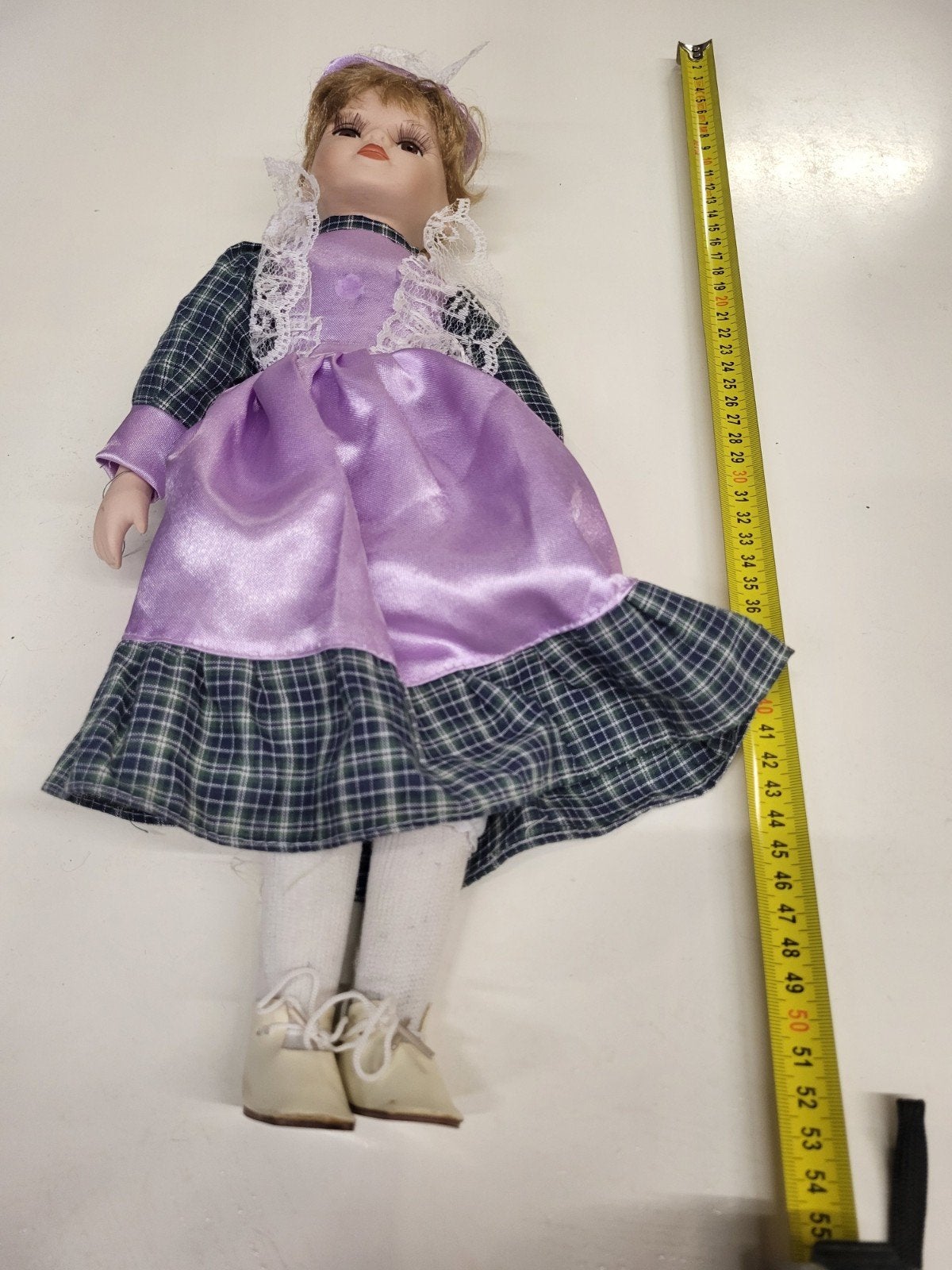 Porceleinen Pop met paarse satijnse jurk, Kinderen en Baby's, Kringloop Laares, Meisje, Ophalen of Verzenden, Minkmaatstraat 126