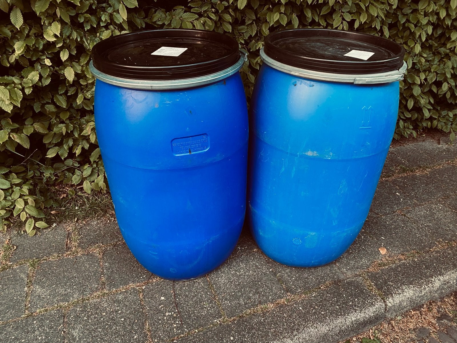 Blauwe regentonnen met deksel - 2 stuks, 150 liter of meer, Ophalen, Gebruikt, Kunststof