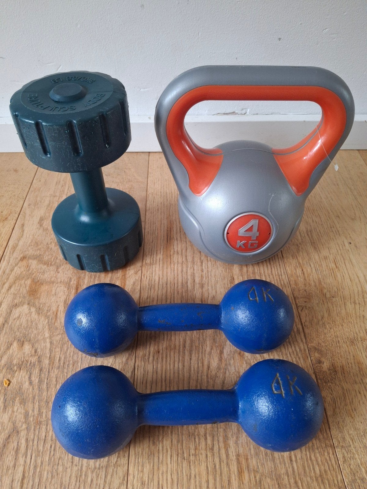 Kettlebell 4 kg en drumbbells 2 stuks - 4kg, drumbbell 3 kg, Ophalen, Gebruikt, Benen, Kettlebell