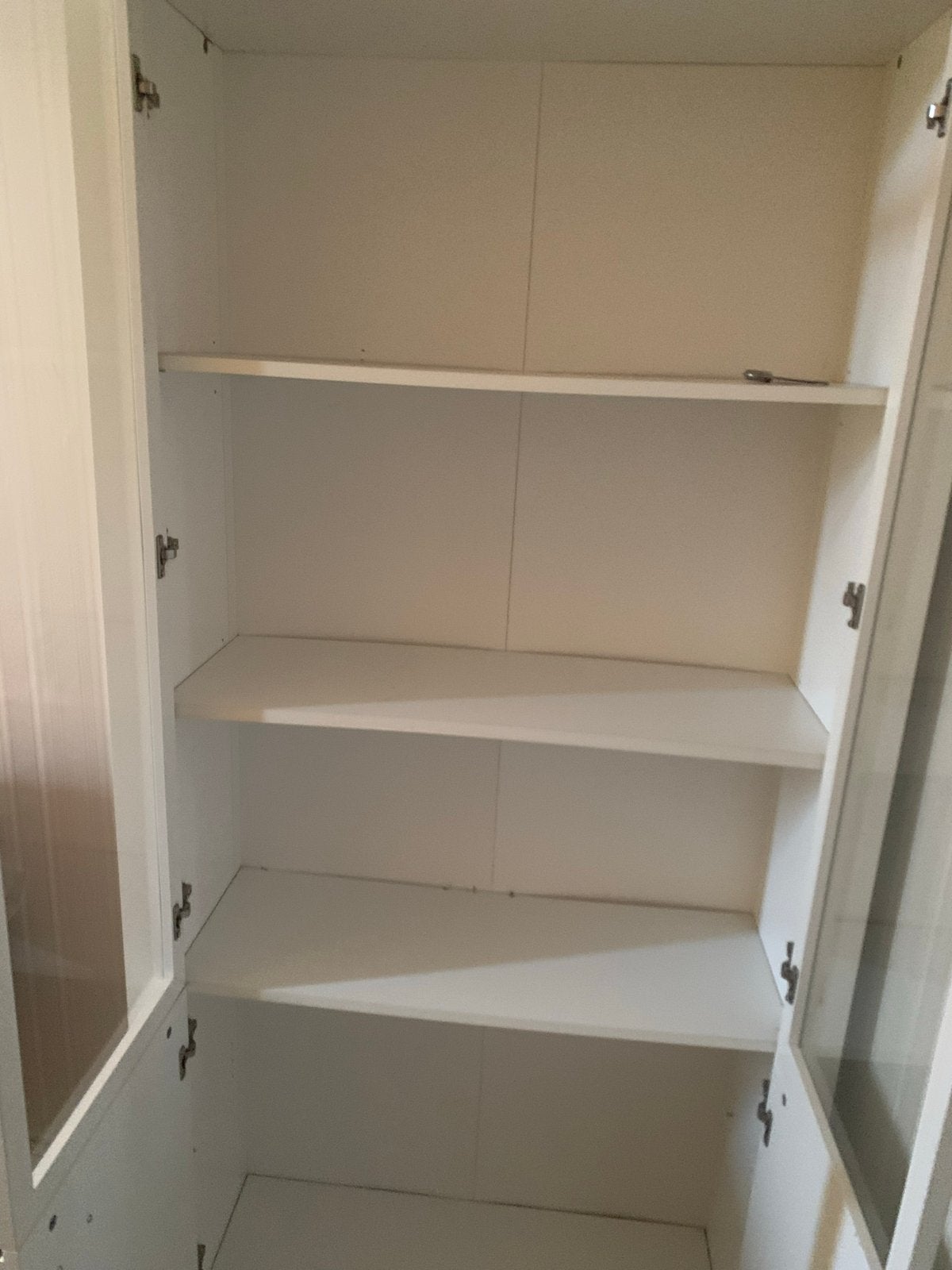 Witte vitrinekast met glazen deuren en planken, Huis en Inrichting, Gebruikt, 150 tot 200 cm, 25 tot 50 cm, Overige houtsoorten