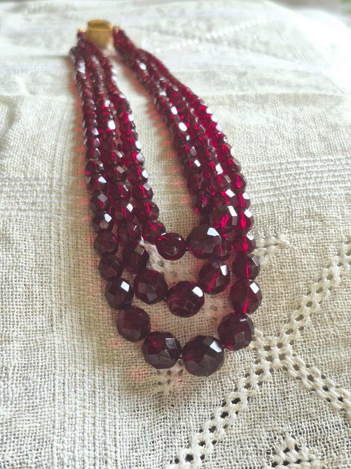 Vintage 3-rijig robijnrode kralen ketting met glazen kralen, Verzenden, Zo goed als nieuw, Rood, Overige materialen