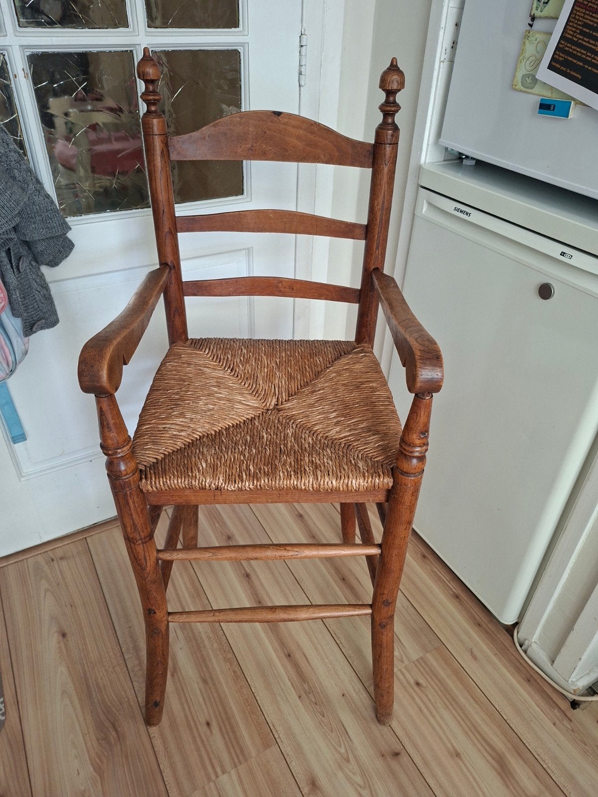Antieke houten stoel met rieten zitting, Ophalen