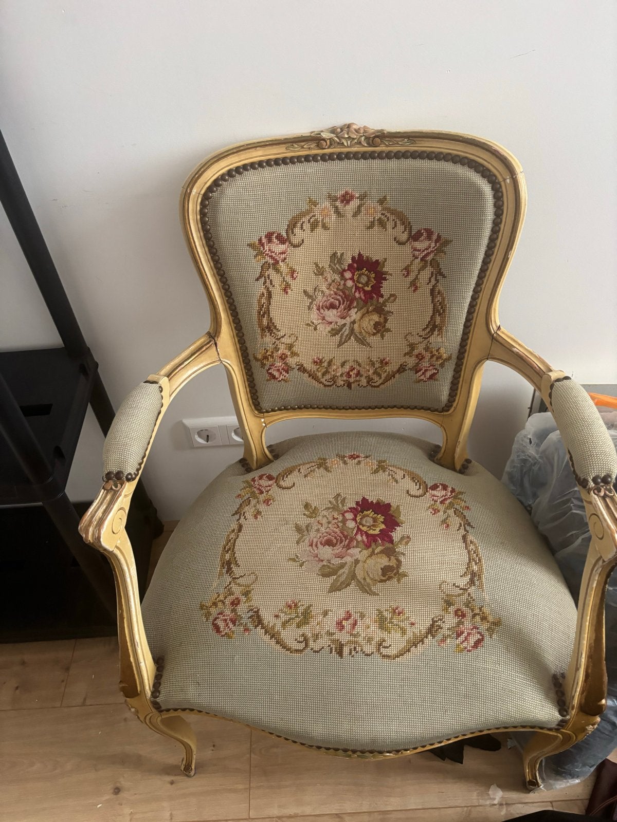 Antieke fauteuil stoel met geborduurd bloemen bloemmotief, Ophalen