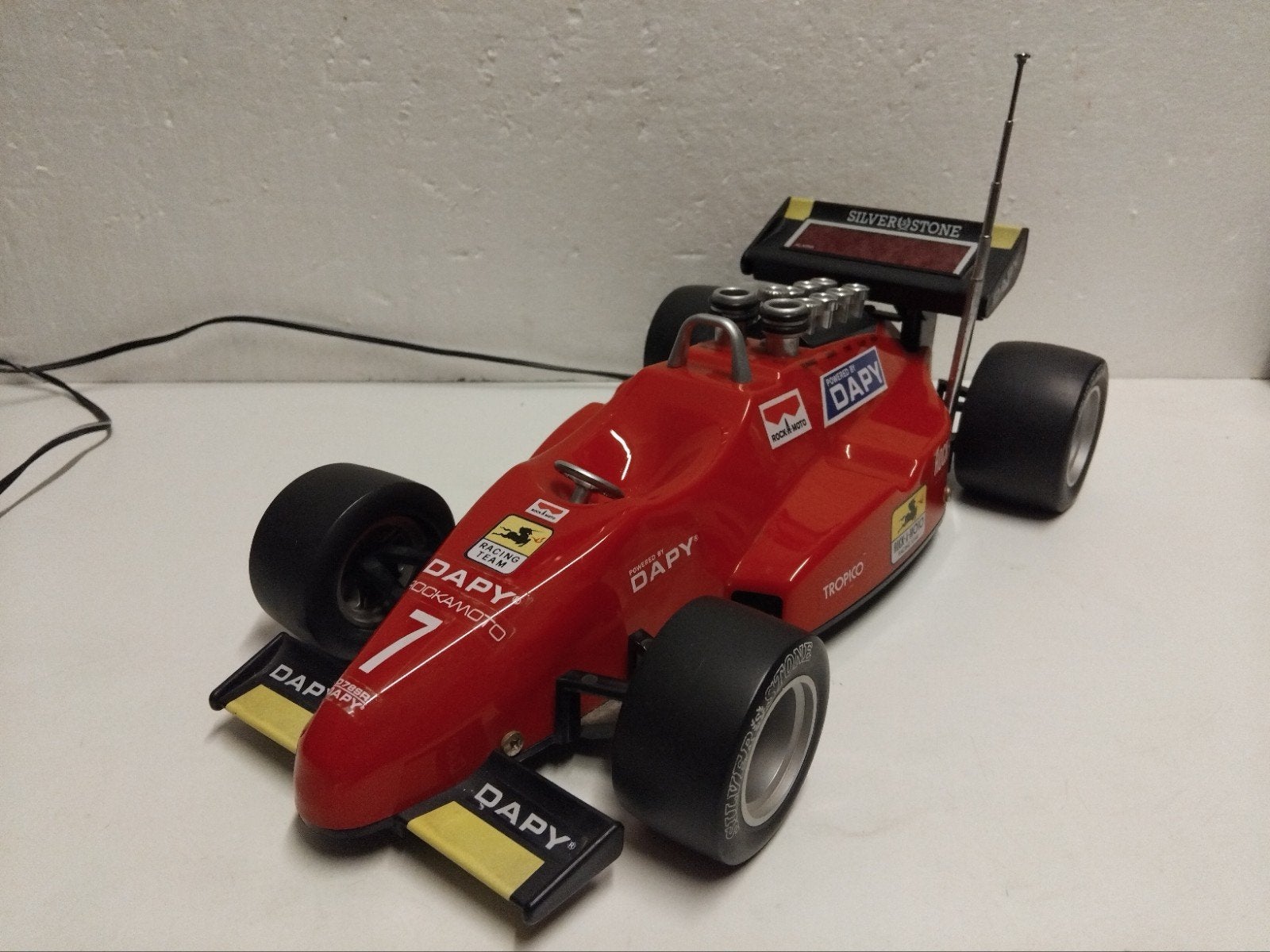 Ferrari clock radio merk Dapy ong 30 cm lang klokradio, Ophalen of Verzenden, Zo goed als nieuw, Auto
