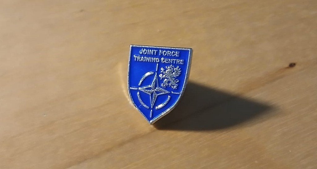 Exclusieve NATO JFTC Bydgoszcz Herdenkingsset-Manchetknopen, Ophalen of Verzenden, Luchtmacht, Overige gebieden, Embleem of Badge