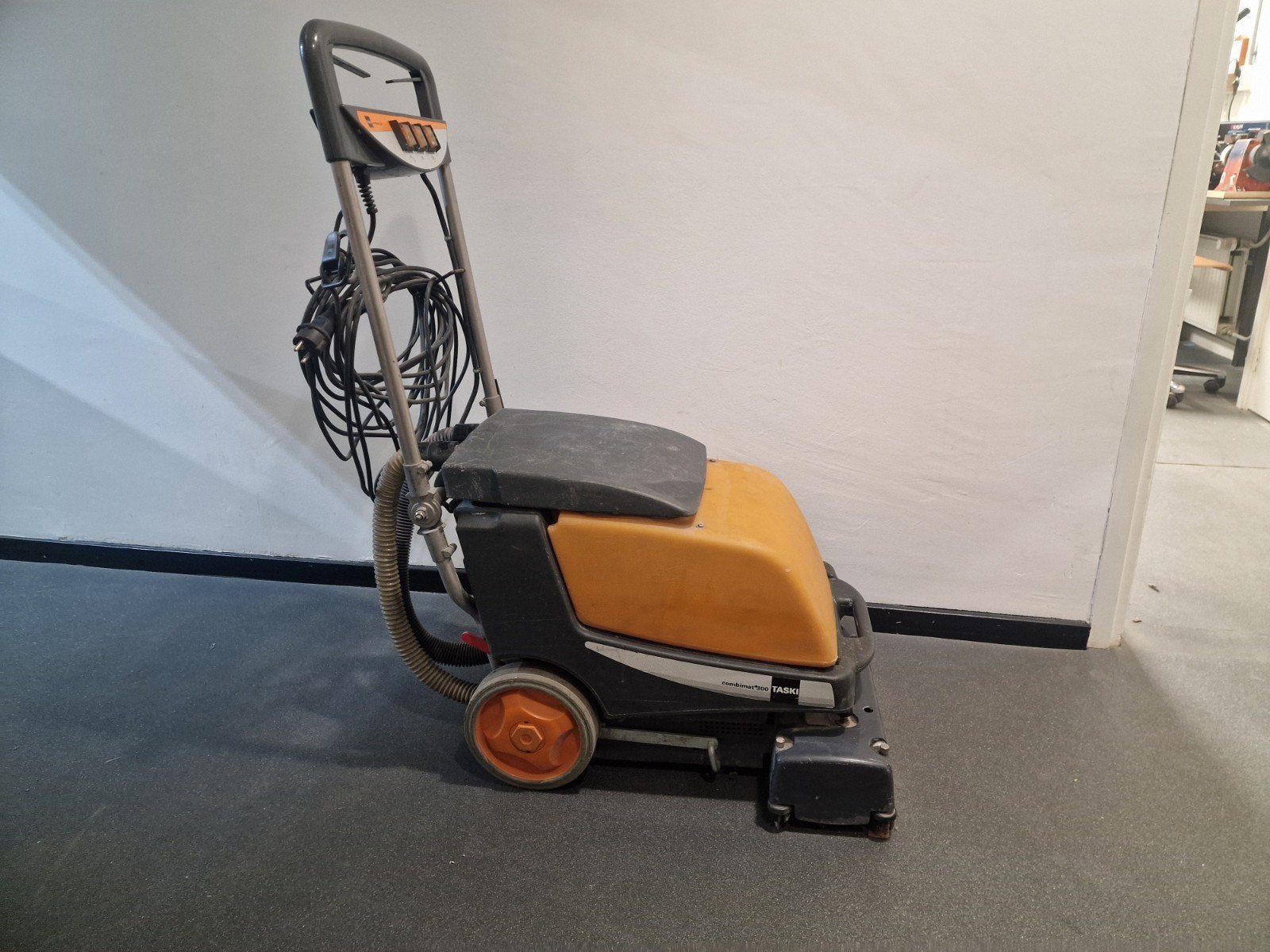 Taski Combimat 300 Schrob-/zuigmachine, Ophalen