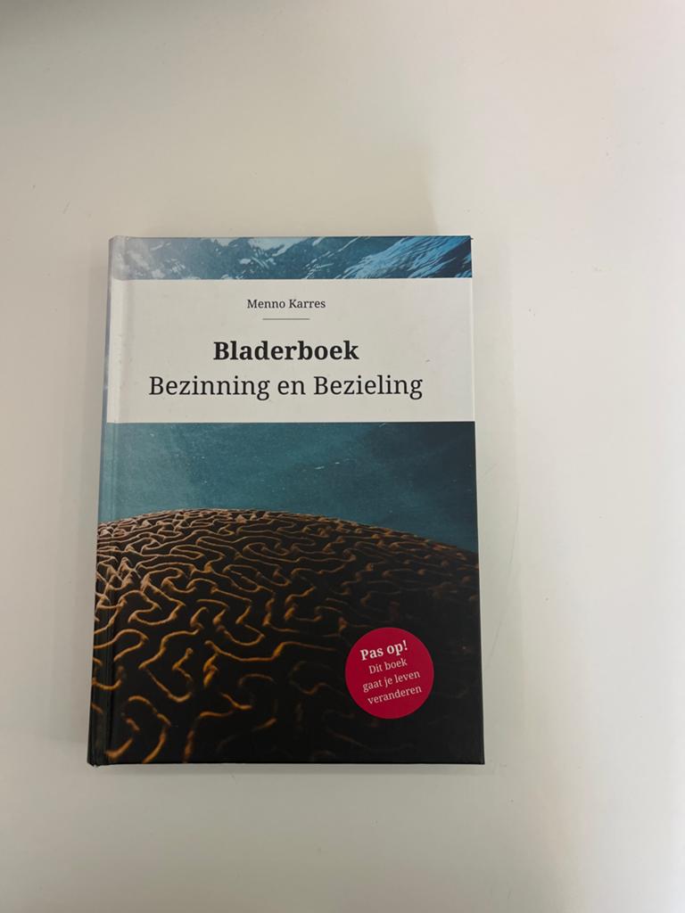 Bladerboek Bezinning en Bezield Leven - Menno Karres, Ophalen of Verzenden, Zo goed als nieuw, Spiritualiteit algemeen, Achtergrond en Informatie