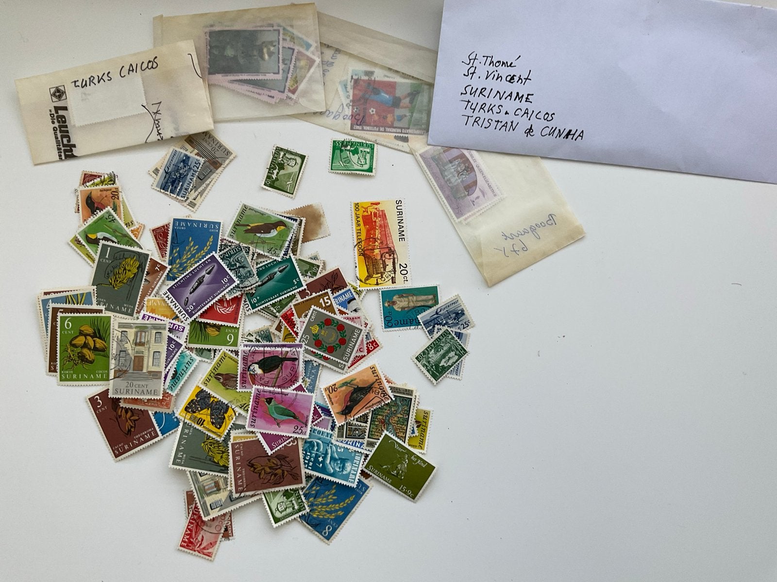 121 Enveloppen vol met postzegels wereldwijd, Postzegels en Munten, Postzegels | Volle albums en Verzamelingen, Ophalen of Verzenden