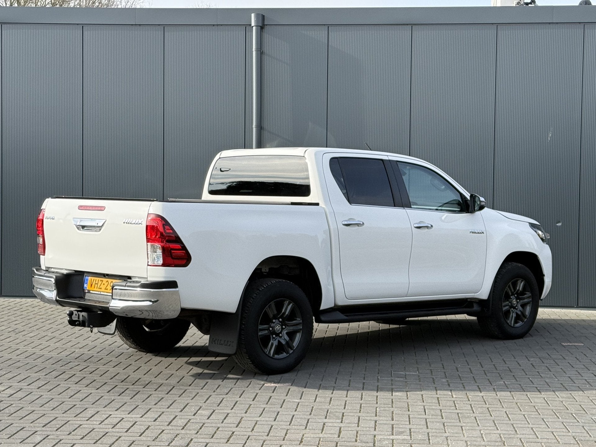 Toyota Hilux 2.4 D-4D AUTOMAAT / 4x4 / 1e EIG / 3.500 KG AHG, Auto's, Automaat, Gebruikt, Euro 6, 4 cilinders