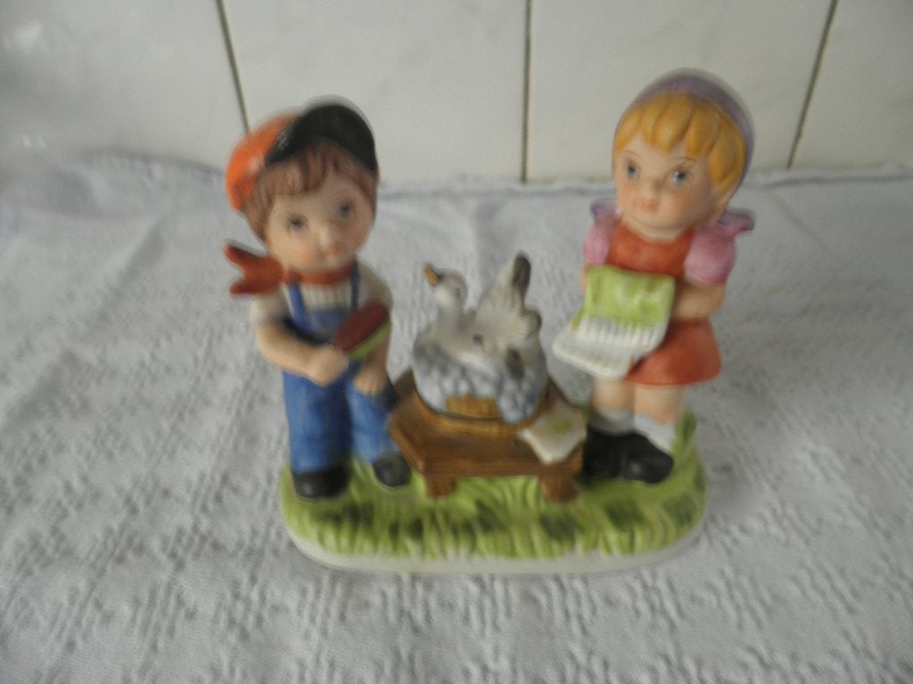 Vintage beeldje kinderen met eend, Verzamelen, Beelden en Beeldjes, Ophalen of Verzenden, Zo goed als nieuw, Mens
