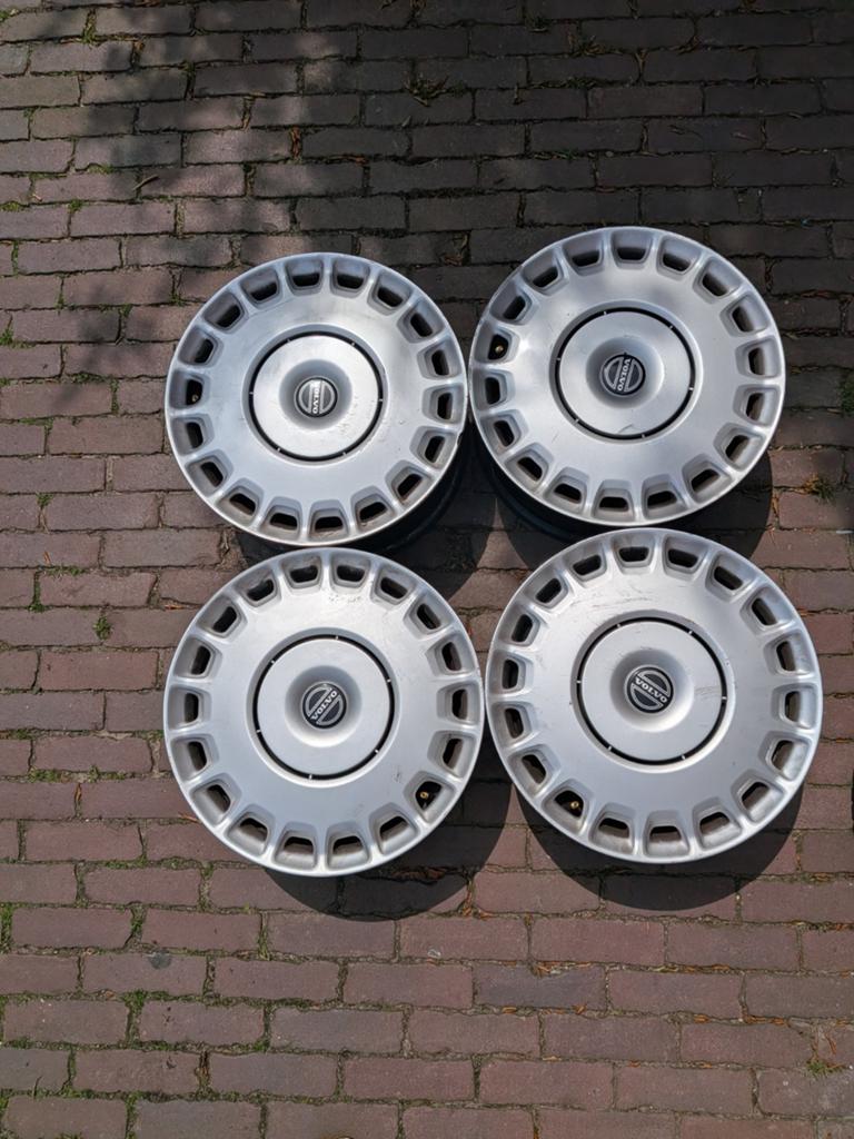 Stalen wielen met originele Volvo wieldoppen, Auto diversen, Wieldoppen, Ophalen of Verzenden