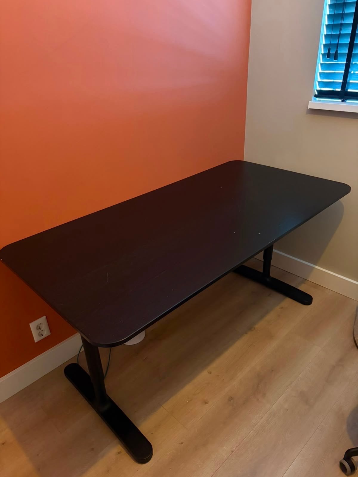 Zwart bureau met kabelgoot - Gebruikt, Huis en Inrichting, Ophalen, Zwart, Gebruikt, Overige merken