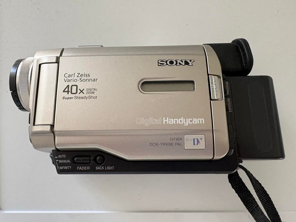 Sony DCR-TRV8E PAL Digital Handycam met accessoires, Mini dv, 20x of meer, Ophalen of Verzenden, Zo goed als nieuw
