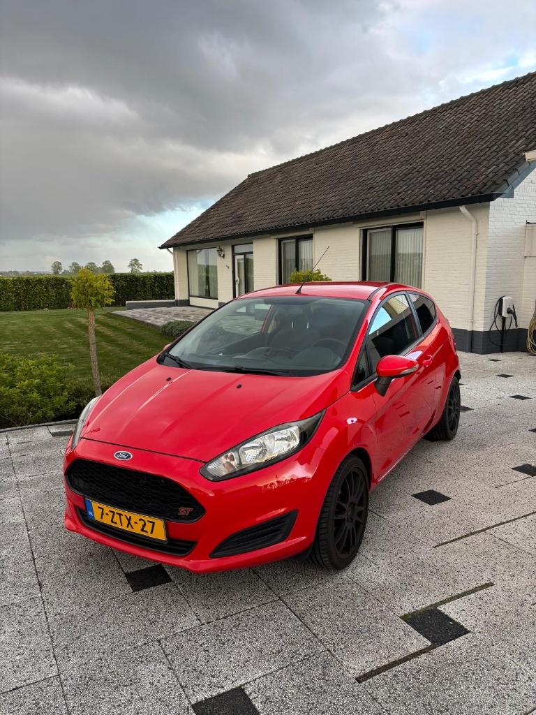 Ford Fiësta 1.0 48KW/65PK 3D 2015 Rood, Auto's, Stof, 31 €/maand, 525 kg, 23 km/l