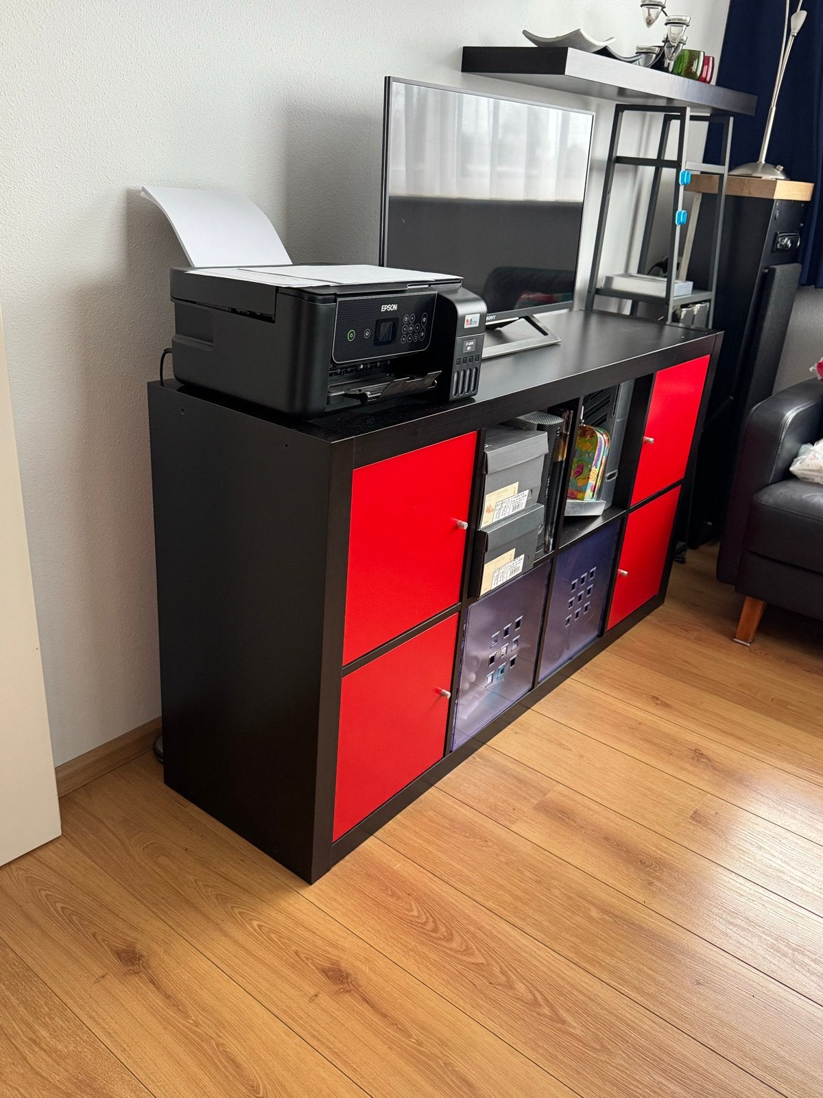 Ikea Zwart dressoir/kast met rode deuren, Ophalen, Gebruikt