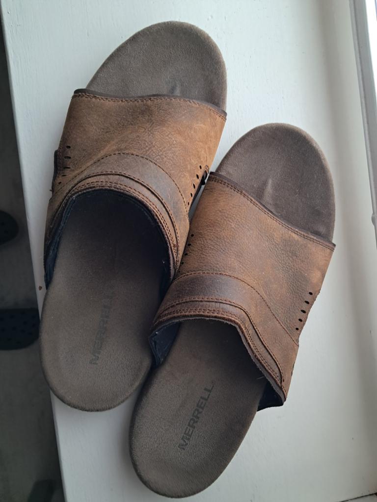 Zgan merrel slippers maat 42-43, Bruin, Ophalen of Verzenden, Zo goed als nieuw, Merrel