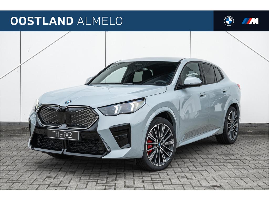 BMW iX2 xDrive30 M Sport / Sportstoelen / Adaptieve LED / Co, Auto's, BMW, IX2, Zwart, Nieuw, Stoelverwarming