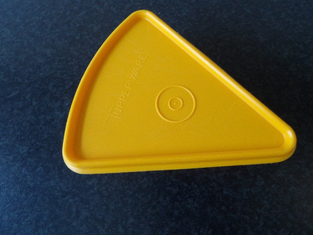 als nieuw Tupperware taart- of kaasdriehoek bakje, Huis en Inrichting, Ophalen of Verzenden, Zo goed als nieuw, Bewaardoos