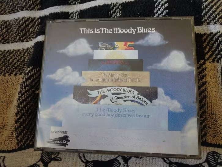 2 CD The Moody Blues – This Is The Moody Blues 820 007-2, Boxset, Ophalen of Verzenden, Zo goed als nieuw, Inclusief boekje
