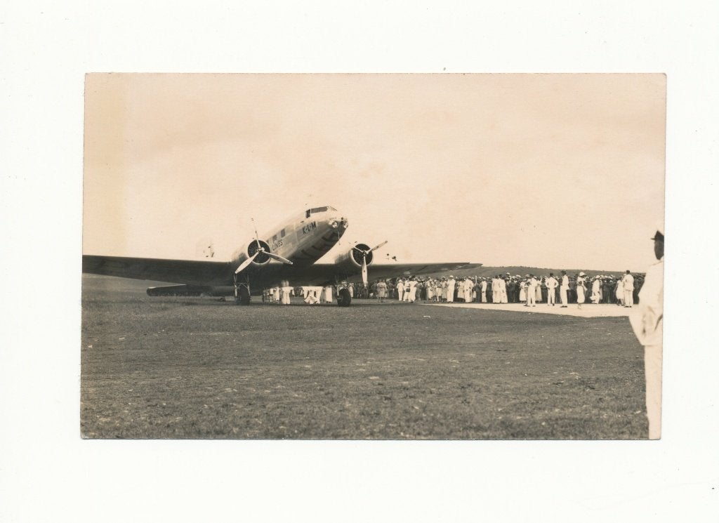 KLM Uiver aankomst Tjililitan Batavia 1934, Verzenden, Zo goed als nieuw, Kaart, Foto of Prent