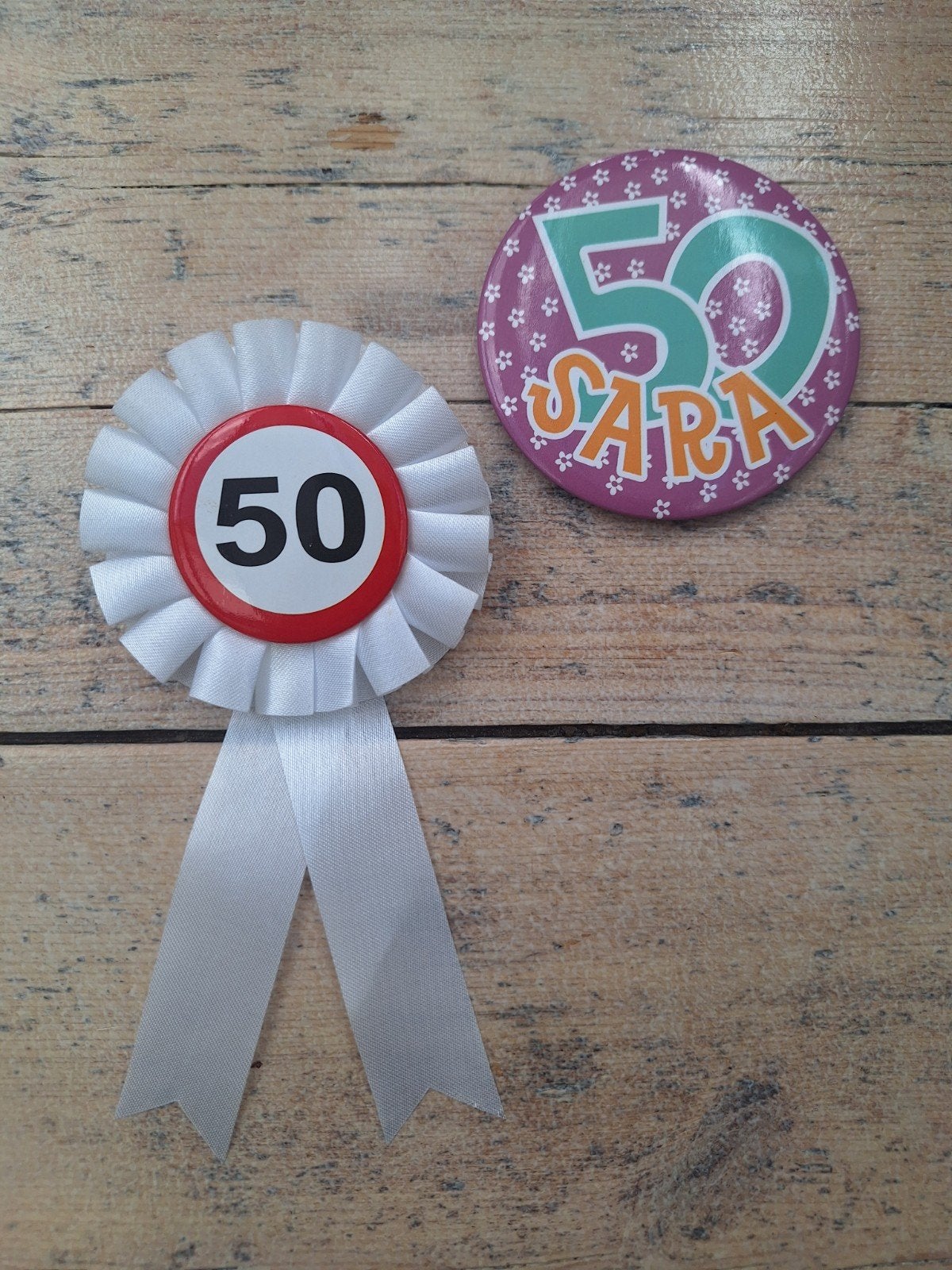 50 jaar Sarah feestpakket: Rozet en button, Ophalen of Verzenden, Zo goed als nieuw, Feestartikel, Abraham of Sarah