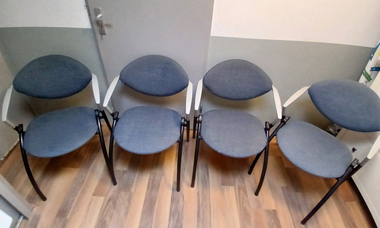 Stapelbare VEPA Alpine design stoelen 4 stuks, Ophalen, Gebruikt, Grijs, Bureaustoel