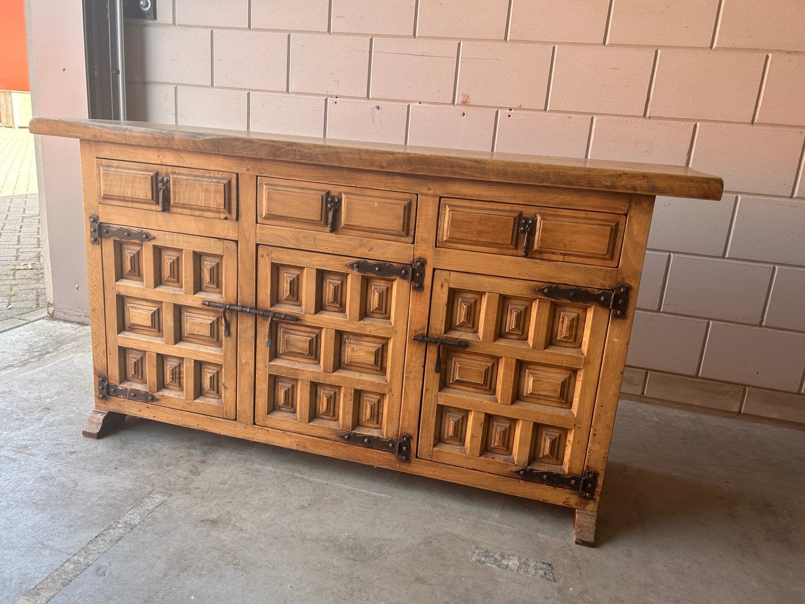 Vintage Spaans Dressoir | Houten Buffetkast | Rustiek, Antiek en Kunst, Ophalen