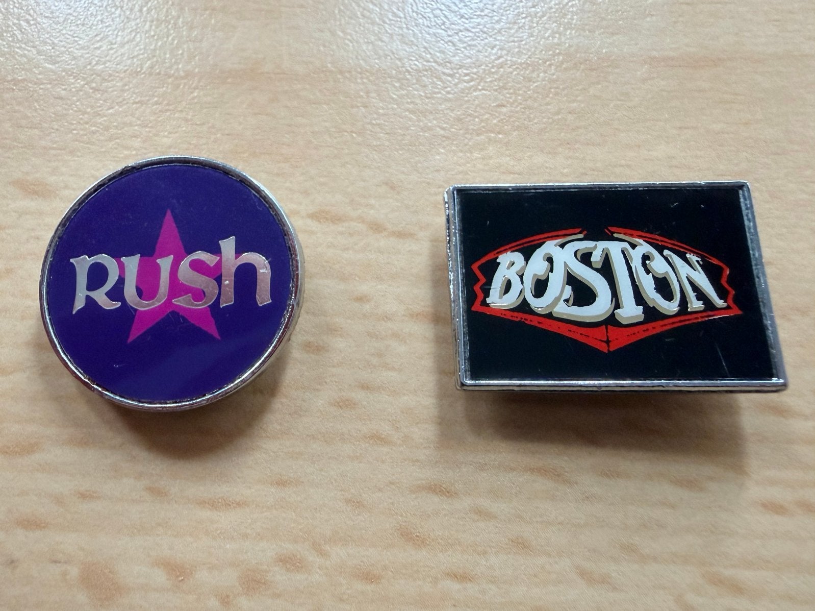 Boston en Rush pins/speldjes, Ophalen of Verzenden, Gebruikt, Overige onderwerpen, Speldje of Pin