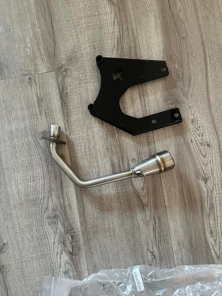 Nieuwe Akrapovič uitlaatbocht + beugel voor Vespa Euro 5, Fietsen en Brommers, Brommeronderdelen | Scooters, Ophalen of Verzenden