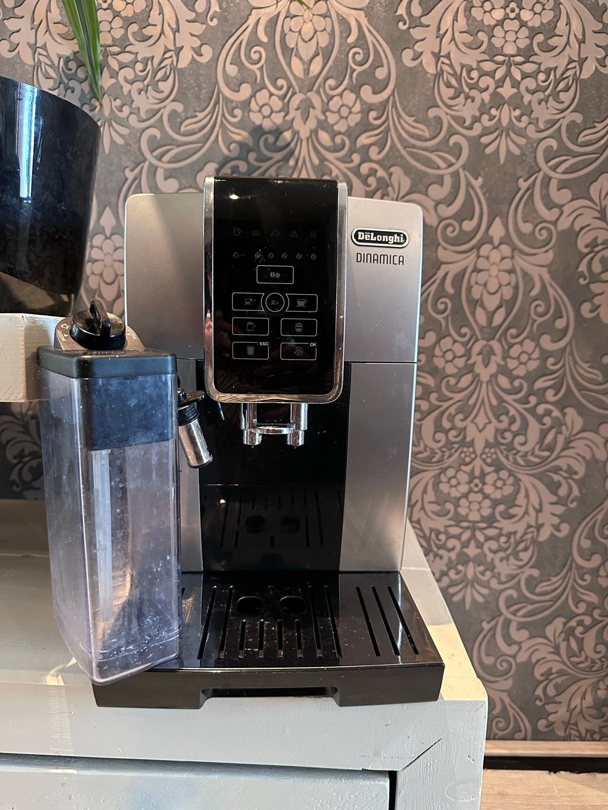 De'Longhi Dinamica koffiezetapparaat - Zo goed als nieuw, Afneembaar waterreservoir, Koffiemachine, Zo goed als nieuw, 2 tot 4 kopjes