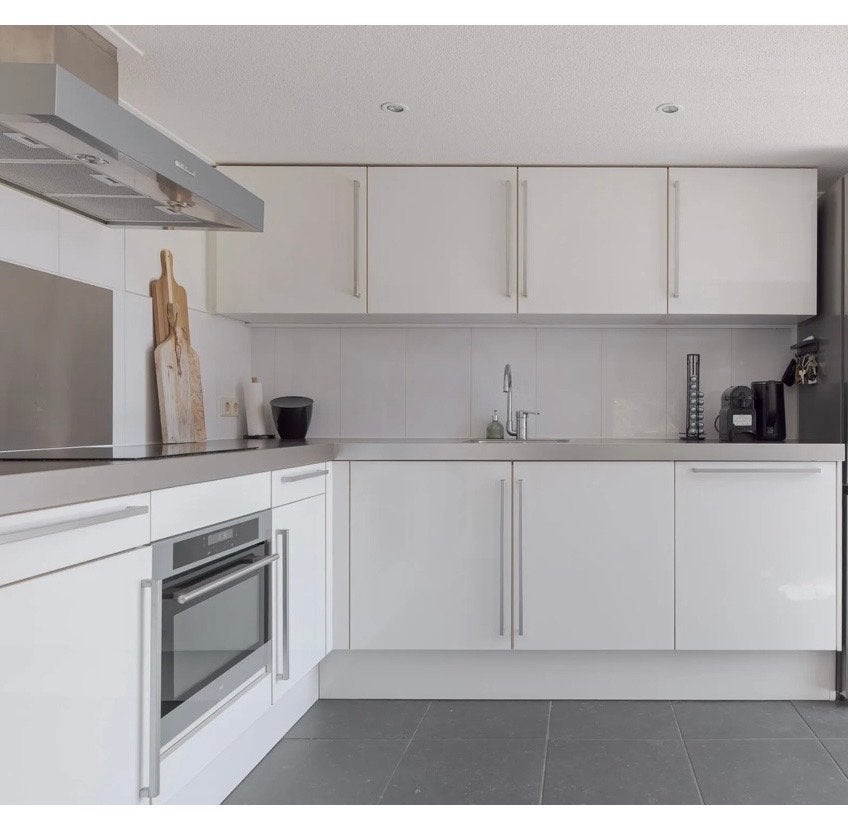 Moderne witte hoekkeuken met inbouwapparatuur, Huis en Inrichting, Keuken | Complete keukens, Ophalen, Wit, Hoekkeuken, Composiet