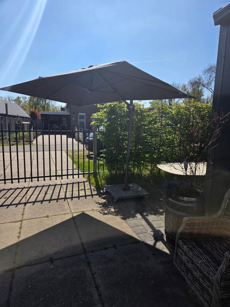 ZWEVENDE PLATINUM PARASOL met GRANIETEN PARASOLVOET €300, Tuin en Terras, Parasols, Ophalen, Minder dan 1 meter, Parasolvoet