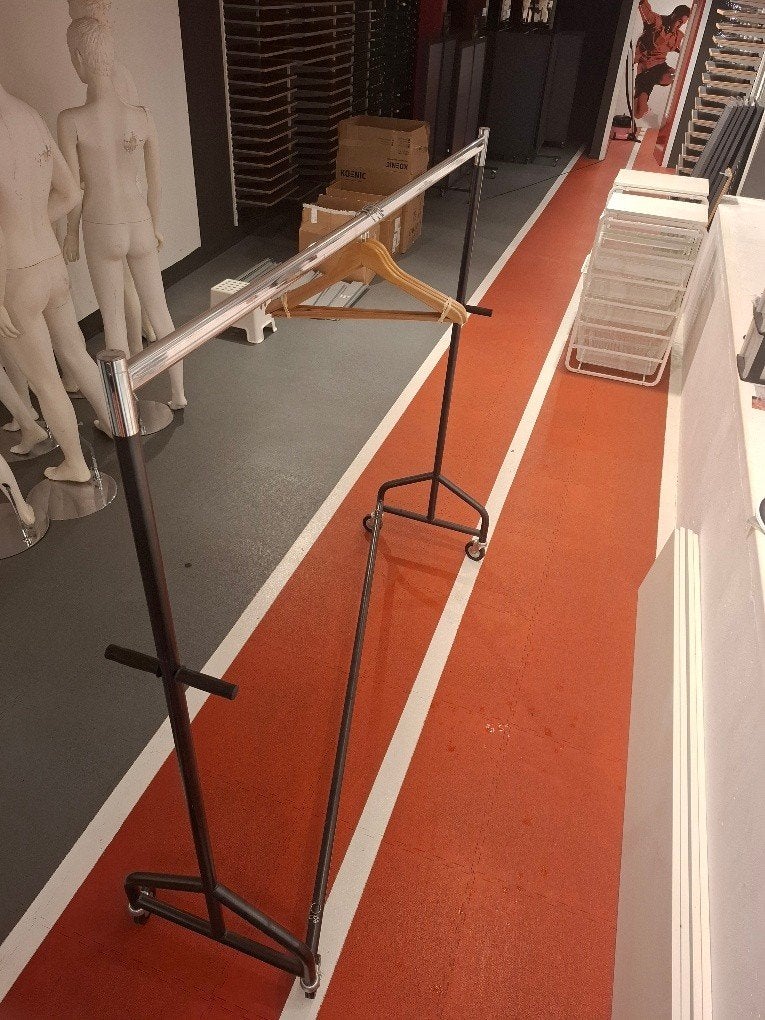 zwaar metalen kledingrek (1 stuk), Kleding | Dames, Ophalen, Zo goed als nieuw, Multihape, Max Planckstraat 4, 6716 BE Ede