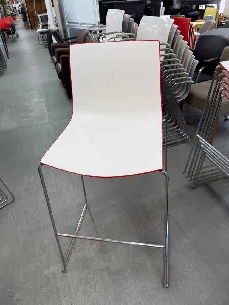 Arper Catifa 46 barkrukken (14), design,wit/rood, stapelbaar, 5 krukken of meer, Ophalen, Zo goed als nieuw, 60 tot 90 cm