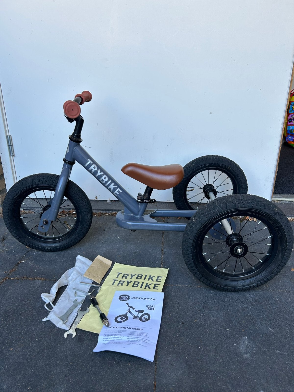 Nette Trybike 2-in-1 Loopfiets: Drie- en Tweewieler, Ophalen, Gebruikt, Minder dan 16 inch, Zijwieltjes