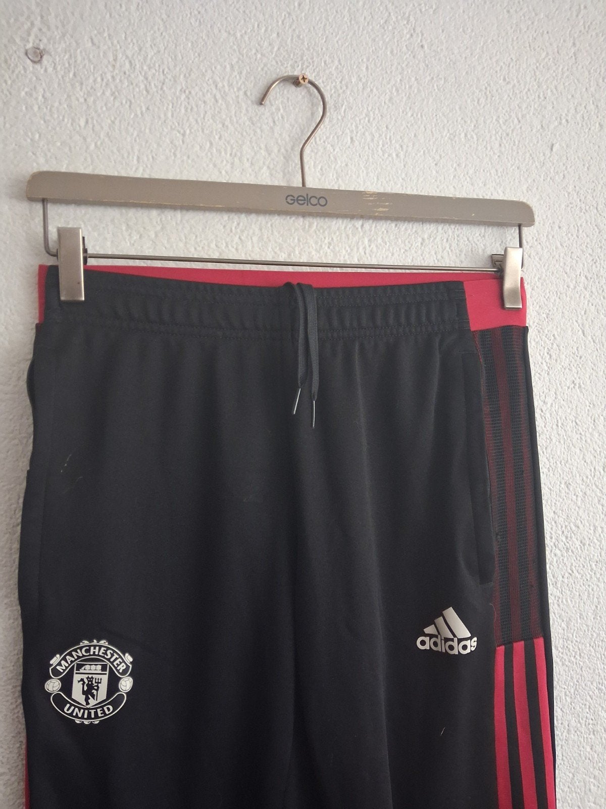 Adidas Manchester United Trainingsbroek Zwart/Rood, Maat 48/50 (M), Zwart, Ophalen of Verzenden, Zo goed als nieuw