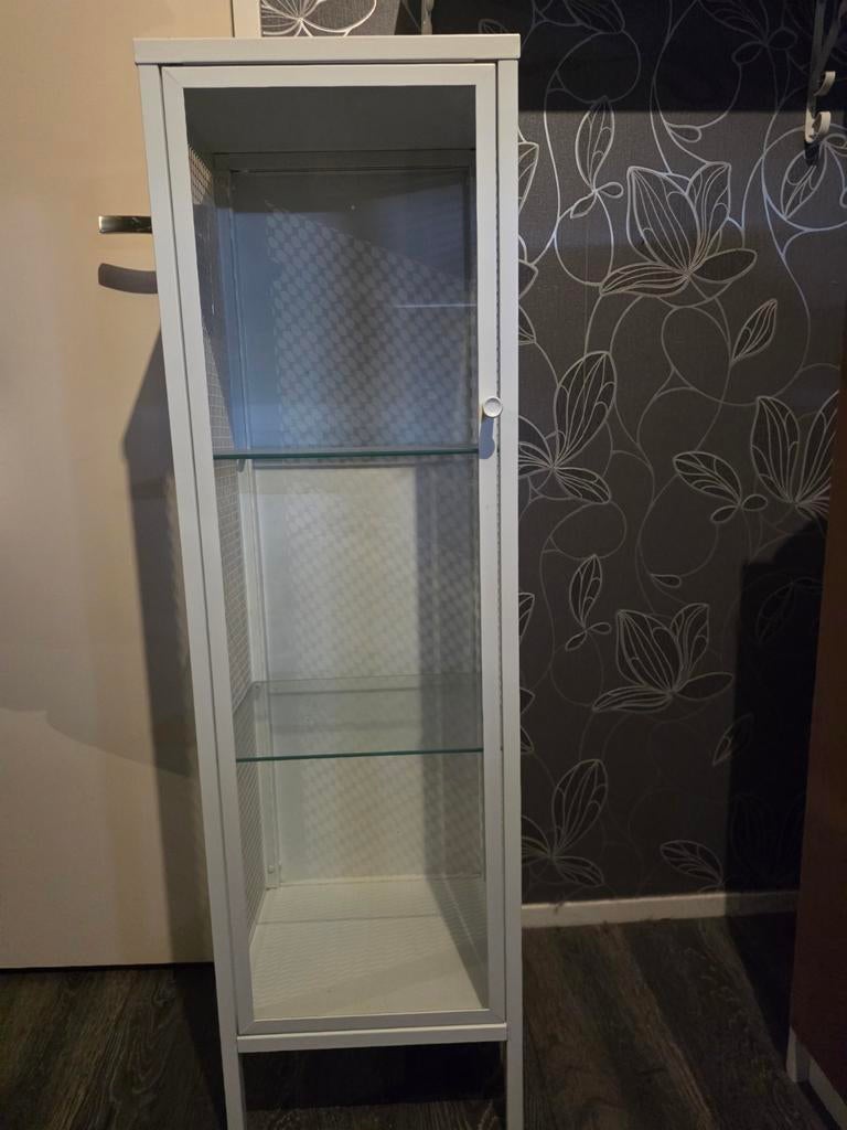 Wit metalen Ikea vitrinekastje met glazen plateaus, Huis en Inrichting, Kasten | Vitrinekasten, Ophalen, Minder dan 50 cm, Met deur(en)