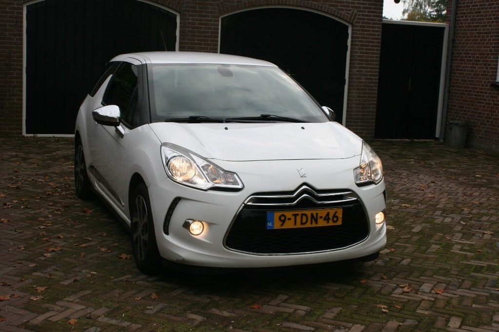 Citroën DS3 1.2 VTI 2014 Wit, Auto's, Voorwielaandrijving, Dealer onderhouden, Stof, 31 €/maand