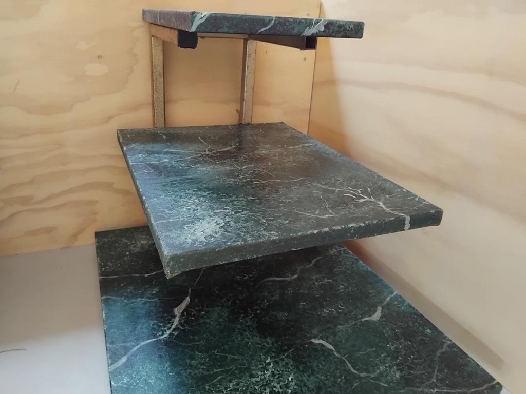 Vintage bijzettafeltje met faux marmer, Minder dan 55 cm, Gebruikt, Metaal of Aluminium, Vintage