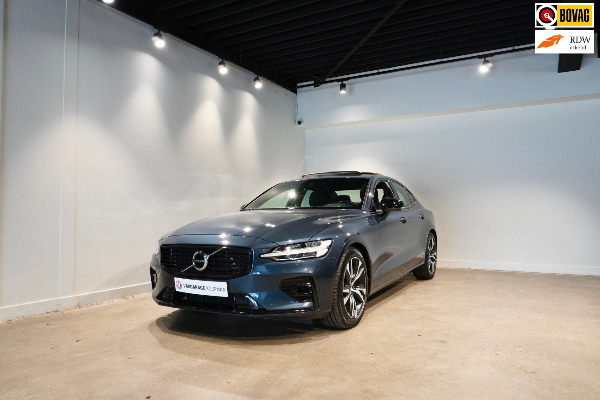 Volvo S60 2.0 B3 R-Design Pano|ACC|Stoel/stuur verwarming, Auto's, Dealer onderhouden, 4 cilinders, 1969 cc, Blauw