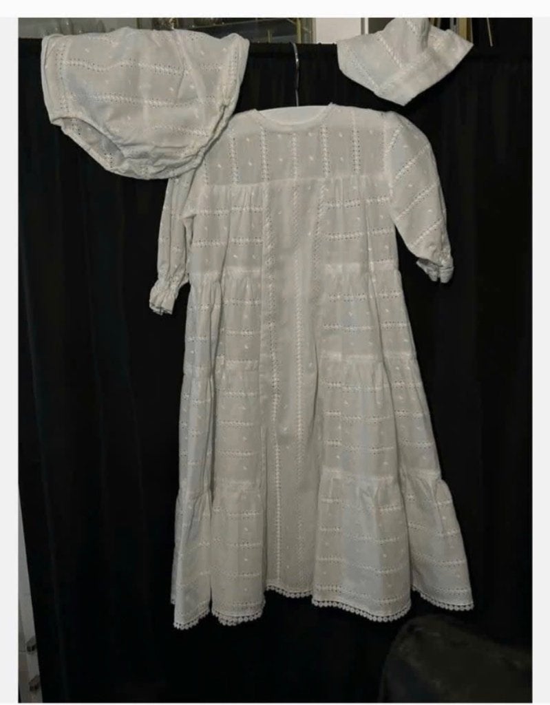 Vintage antiek broderie jurk baby, pop, beer, mutsje broekje, Verzamelen, Ophalen of Verzenden, Zo goed als nieuw, X, Kleertjes