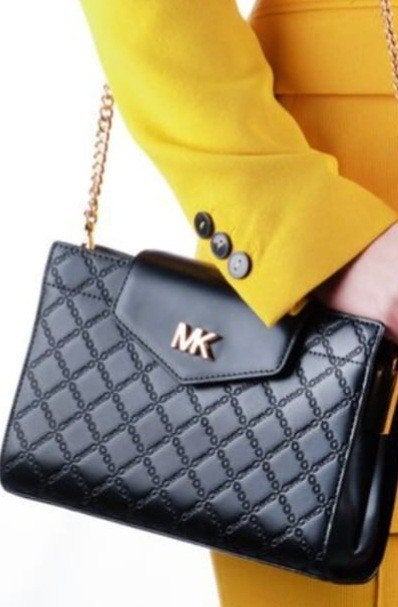Michael Kors Zwart Schoudertasje met Gouden Details, Ophalen of Verzenden, Zo goed als nieuw, Zwart, Schoudertasje