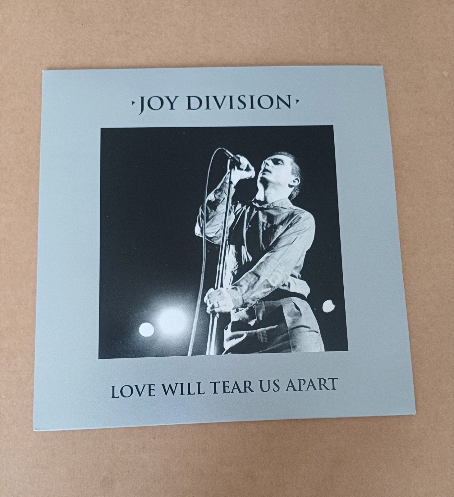 Joy Division - Love Will Tear Us Apart, Beschermende buitenhoes, Ophalen of Verzenden, Zo goed als nieuw, Pop