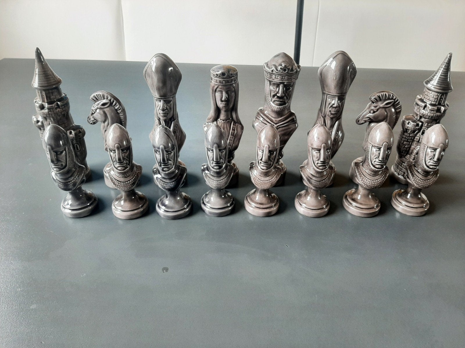 porseleinen schaakbeeldjes/ schaakstukken, Ophalen, Zo goed als nieuw, Porselein