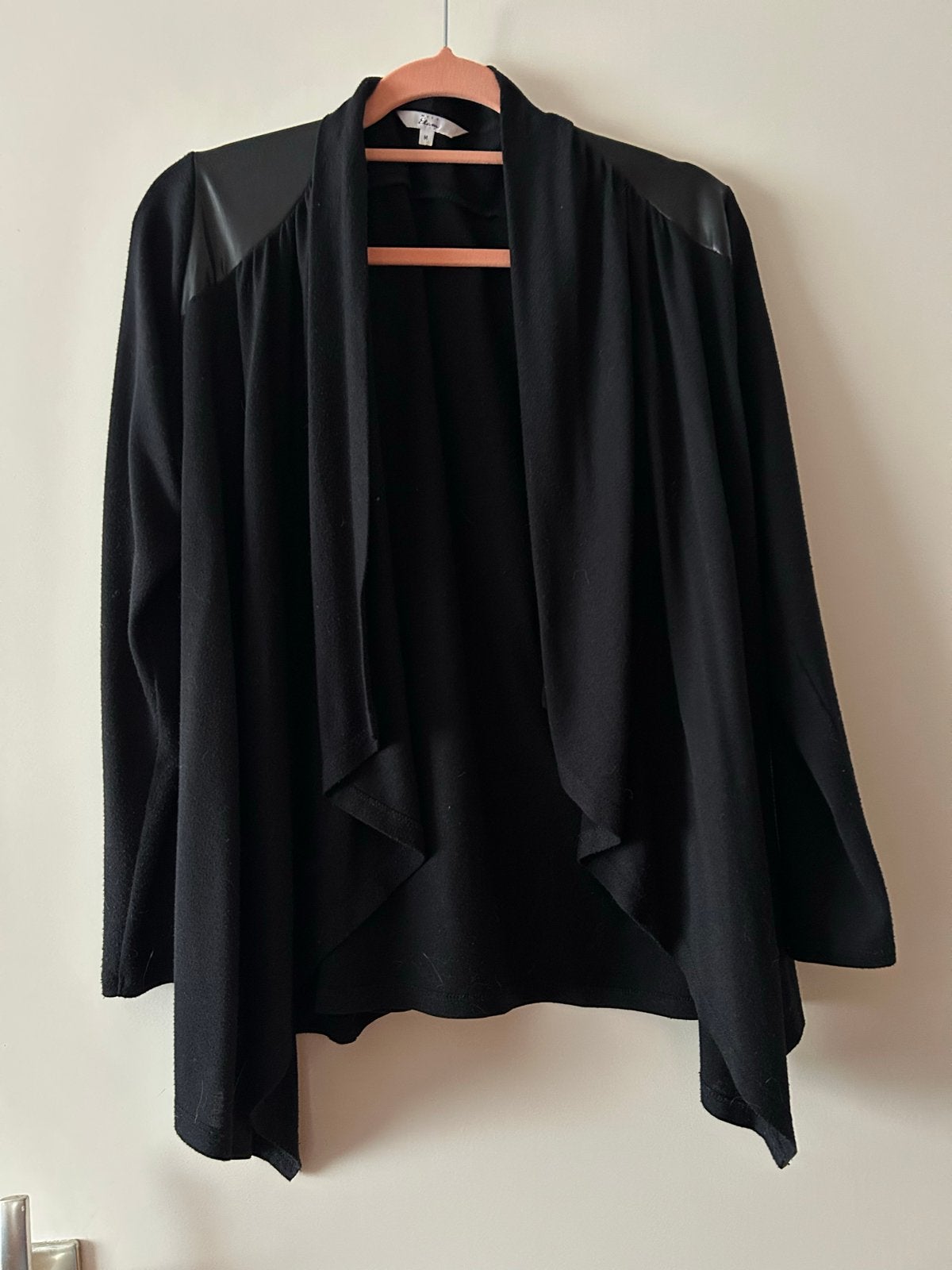 Zwart vest met leren details - Miss Etam, Ophalen of Verzenden, Zo goed als nieuw, Maat 38/40 (M), Zwart