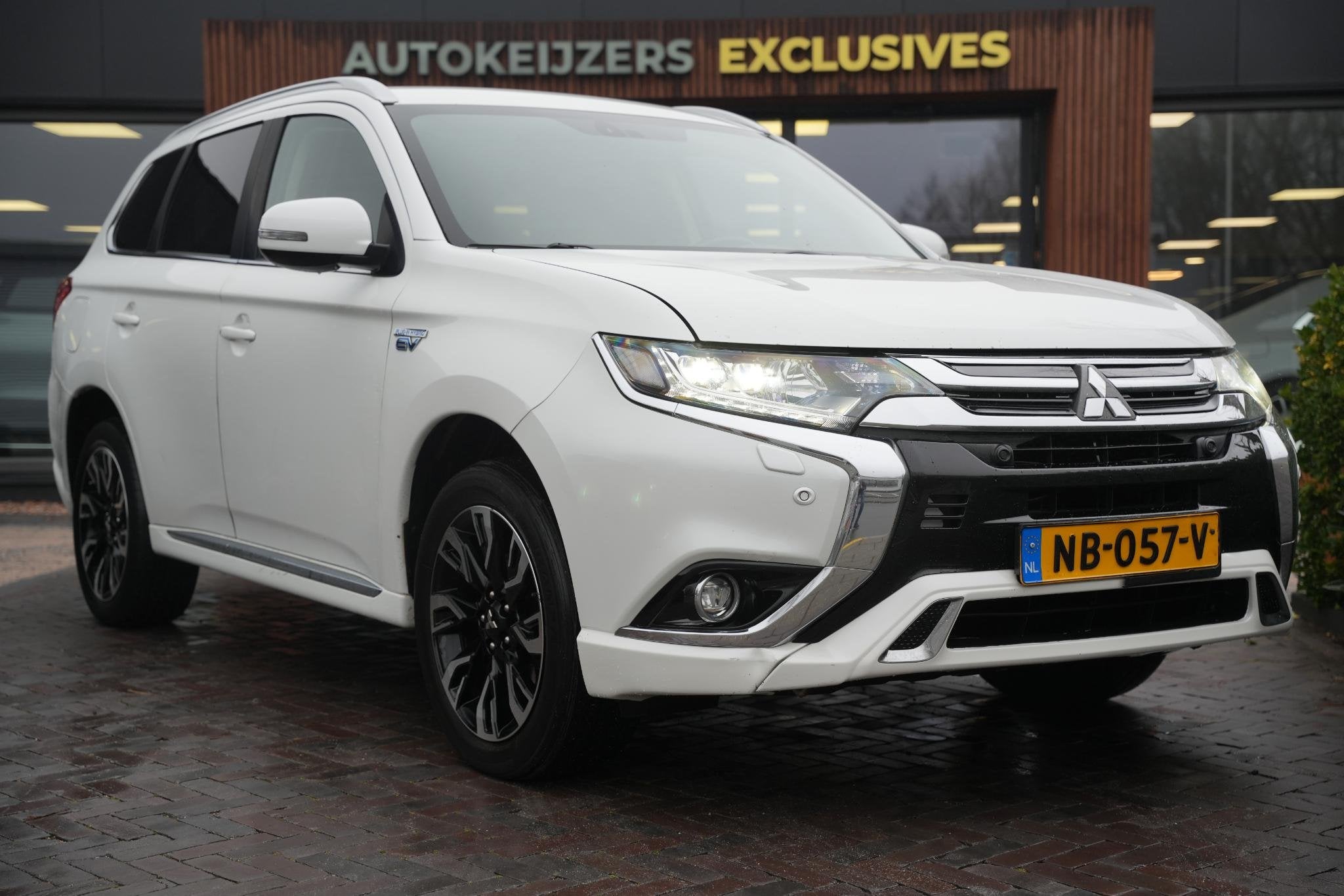 Mitsubishi Outlander 2.0 PHEV Premium Leer camera stoelverwa, 1998 cc, Euro 6, 4 cilinders, Wit