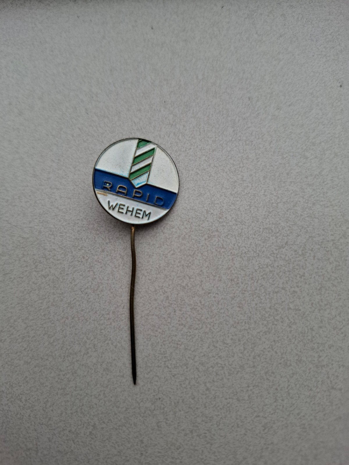 Vintage speldje pin prikker steekspeld SK Rapid Wien, Verzamelen, Speldjes, Pins en Buttons, Ophalen of Verzenden