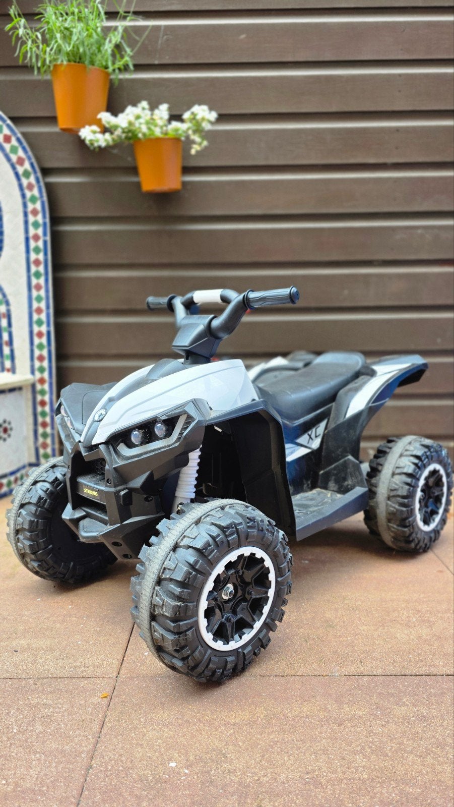 Elektrische kinderquad met oplader, Ophalen of Verzenden, Gebruikt